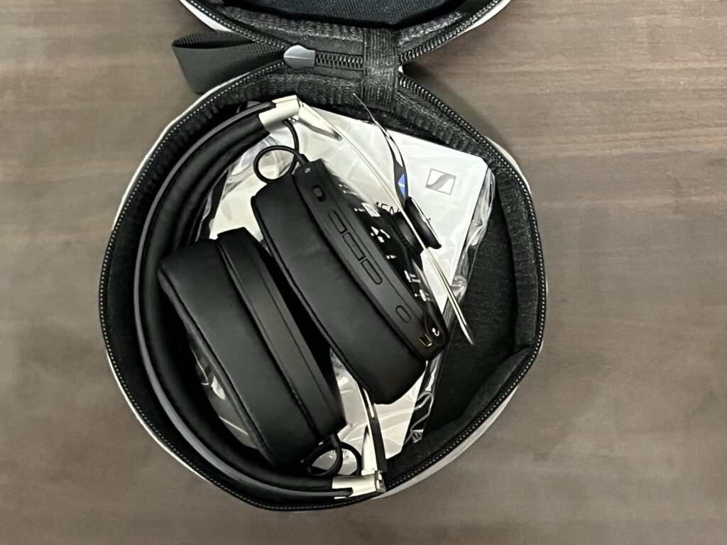 SENNHEISER MOMENTUM Wireless 3 ケース格納時の写真